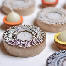 Load image into Gallery viewer, Wreath Carved Block Tealight