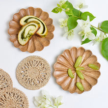 Load image into Gallery viewer, Daisy Plate