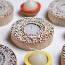 Load image into Gallery viewer, Wreath Carved Block Tealight