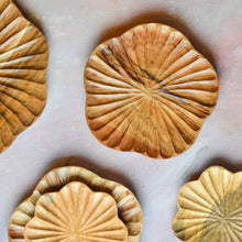 Load image into Gallery viewer, flower shaped plate