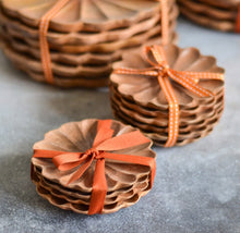 Load image into Gallery viewer, daisy plates