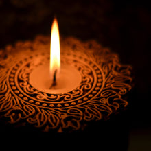 Load image into Gallery viewer, Wreath Carved Block Tealight