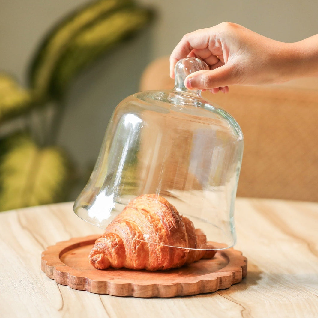 cake platter with scallop edges